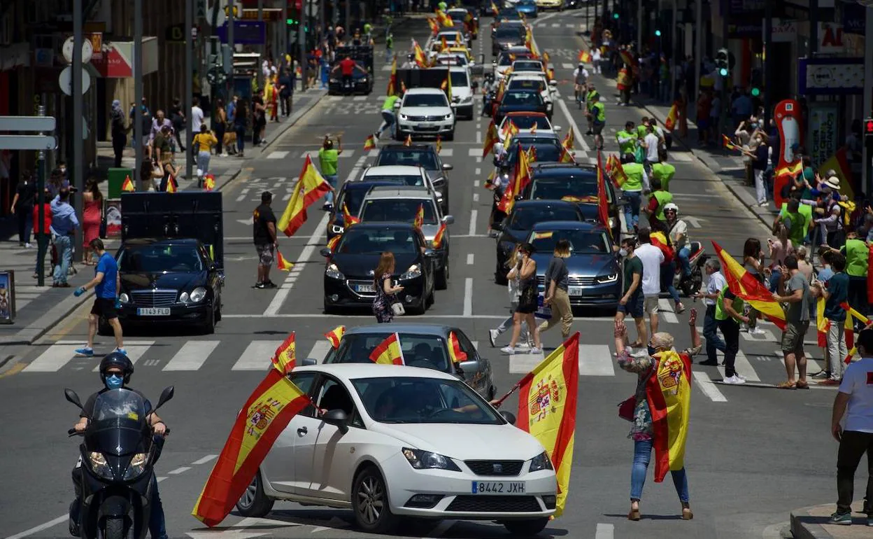 Vox bloquea el centro de Murcia con una caravana de coches